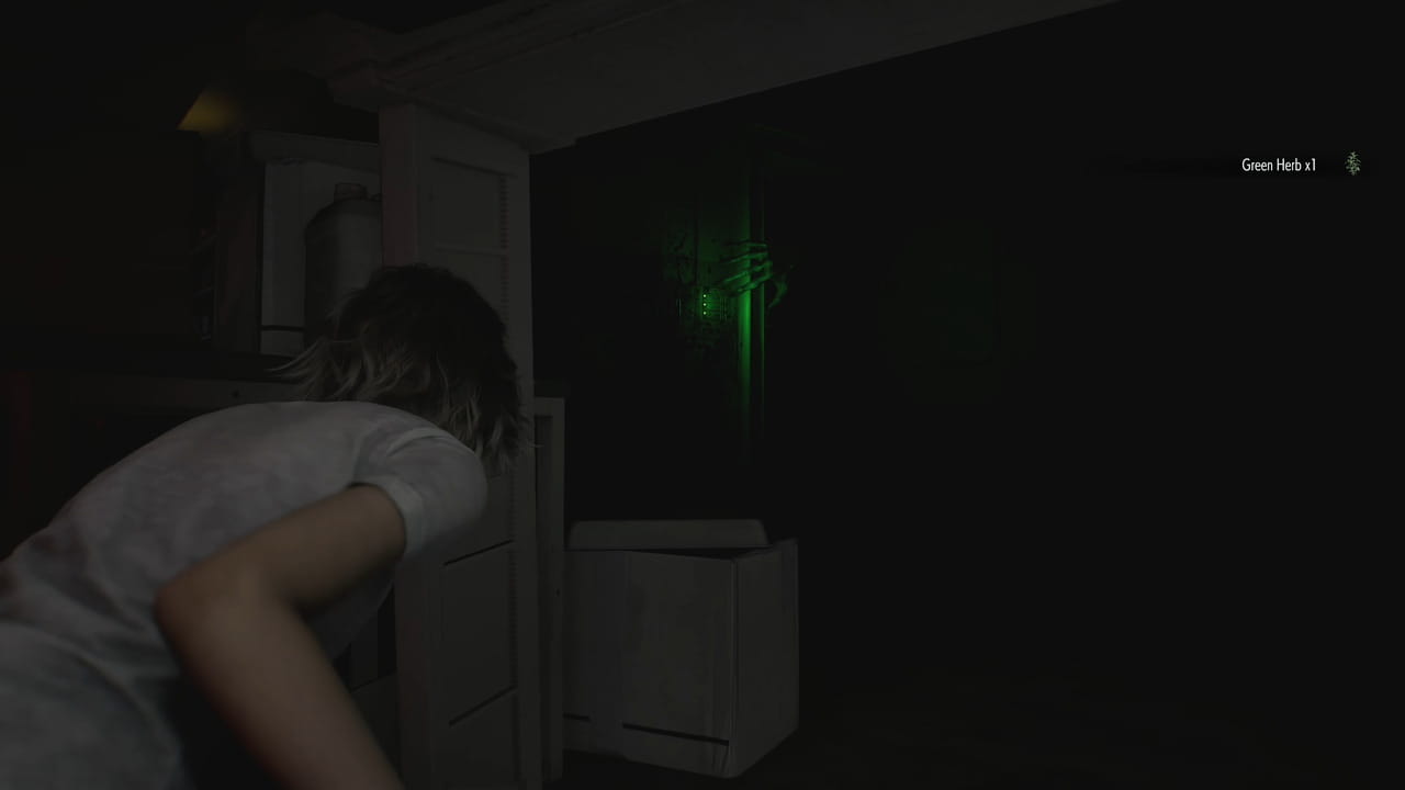 Grace Ashcroft trong bóng tối khi thu thập Green Herb trong Resident Evil 9 Requiem