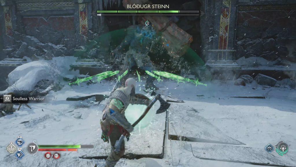 Kratos kích hoạt thánh tích Hilt of Skofnung gọi ra các thanh kiếm linh hồn màu xanh lá tấn công trùm Blodugr Steinn giữa trời tuyết