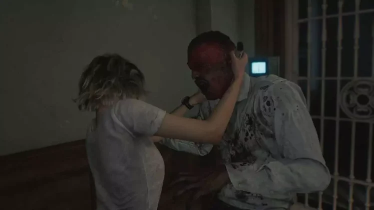 Grace d&ugrave;ng kỹ năng đ&aacute;nh l&eacute;n ti&ecirc;m thuốc ti&ecirc;u diệt zombie thay v&igrave; nướng đạn Requiem trong Resident Evil 9