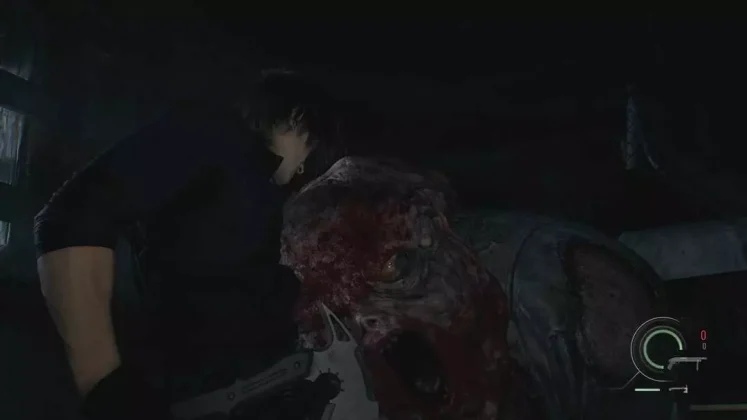 Leon d&ugrave;ng Hatchet trong Attic Resident Evil 9 để tiết kiệm đạn đầu game