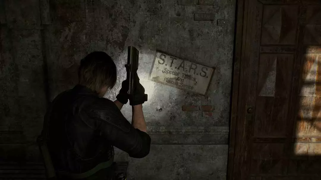 Ảnh mở bài cho Barry’s Scavenger Hunt RE9, minh họa Leon tại khu S.T.A.R.S. trong RPD trước khi bắt đầu route lấy Locker Key.
