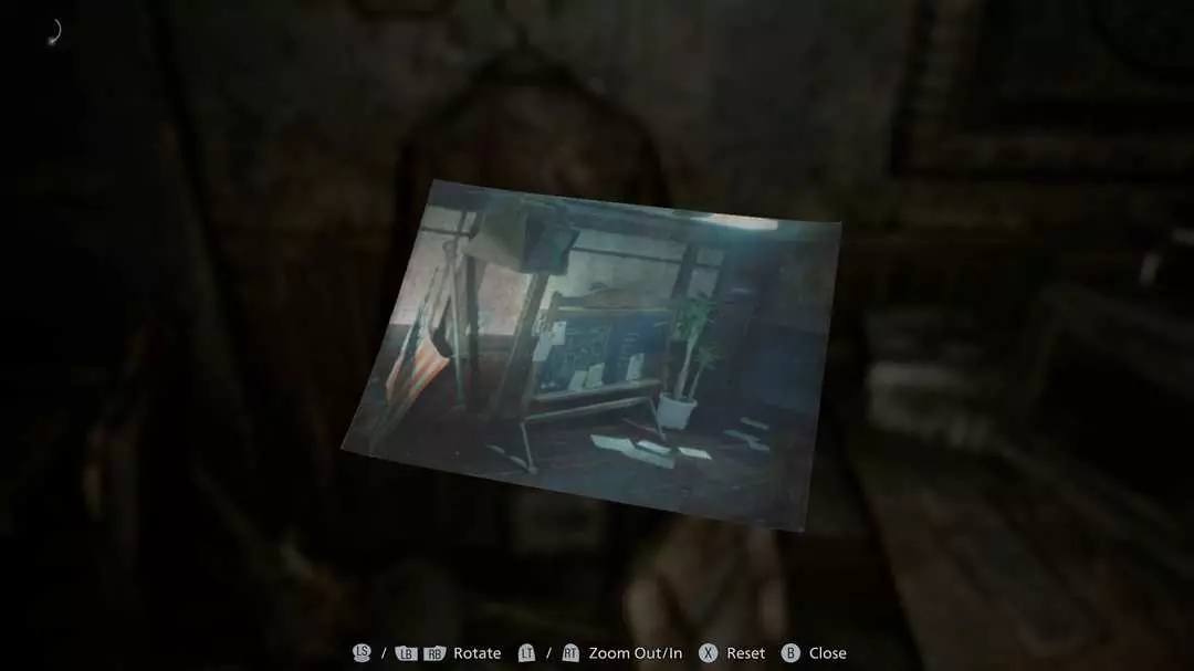 Ảnh manh mối TV và bảng đen trong Barry’s Scavenger Hunt RE9, giúp xác định Operations Room.
