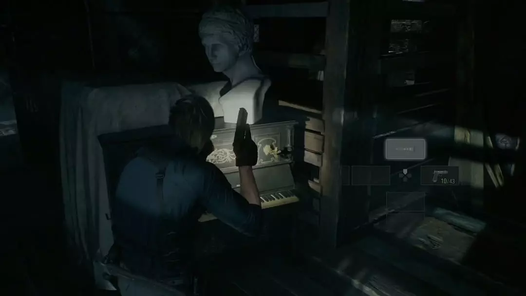Leon cầm đèn pin bước vào lối vào gác mái Rhodes Hill Attic trong Resident Evil 9